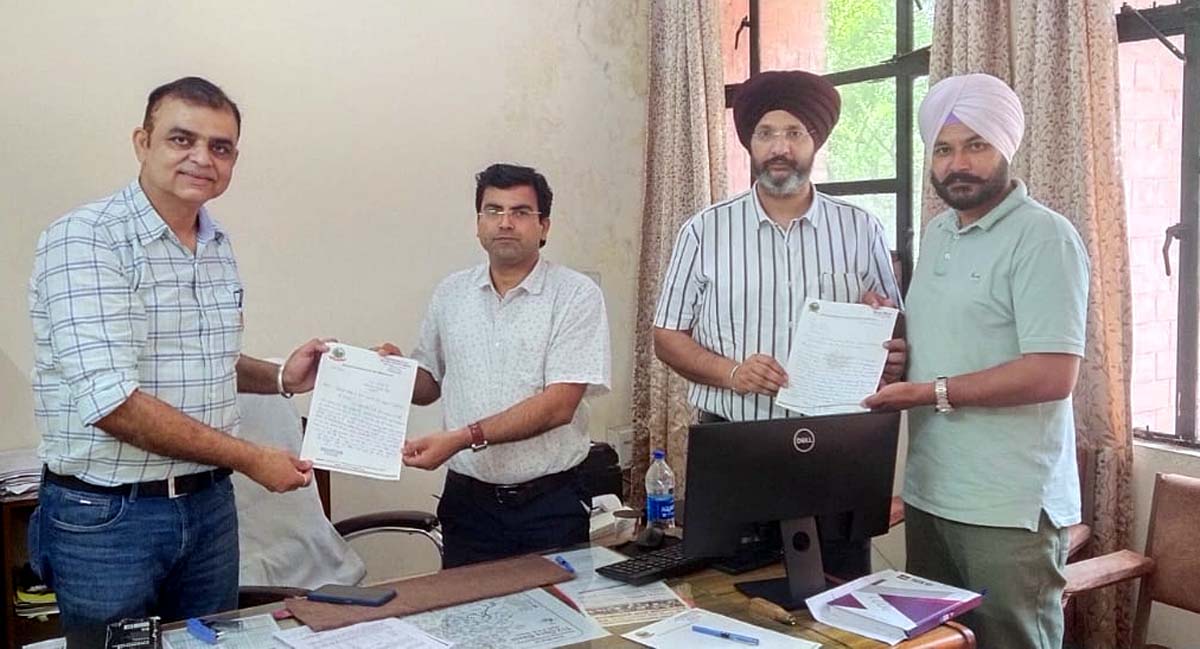 ठेका कर्मचारियों की हड़ताल के कारण समस्याओं के संबंध में एसई को मांग पत्र दिया गया